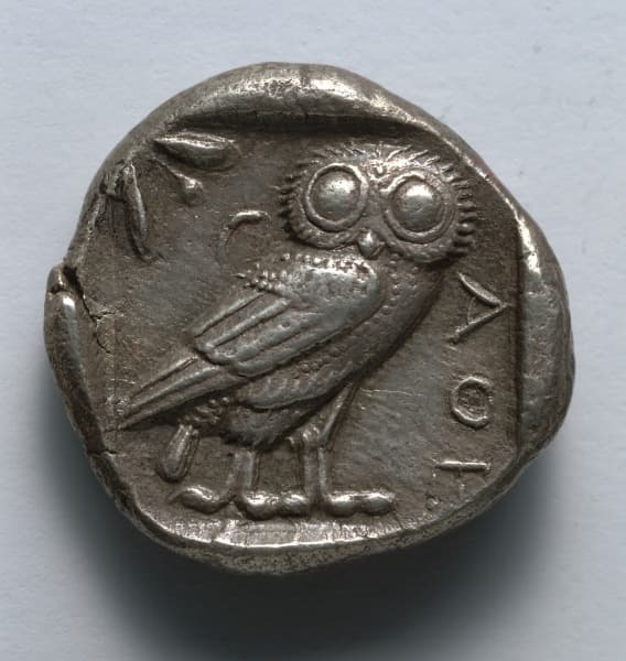 Reverse of the same Athenian tetradrachm: a facing owl, an olive sprig and crescent at left, and the letters ΑΘΕ at right.